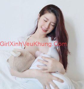 Ảnh gái xinh hotgirl cho con bú lộ ti hồng kích thích mọi ánh nhìn