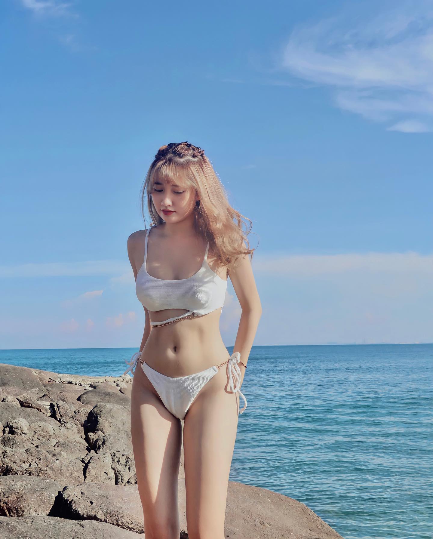 Vũ Thị Khánh Huyền lộ hàng bikini trắng