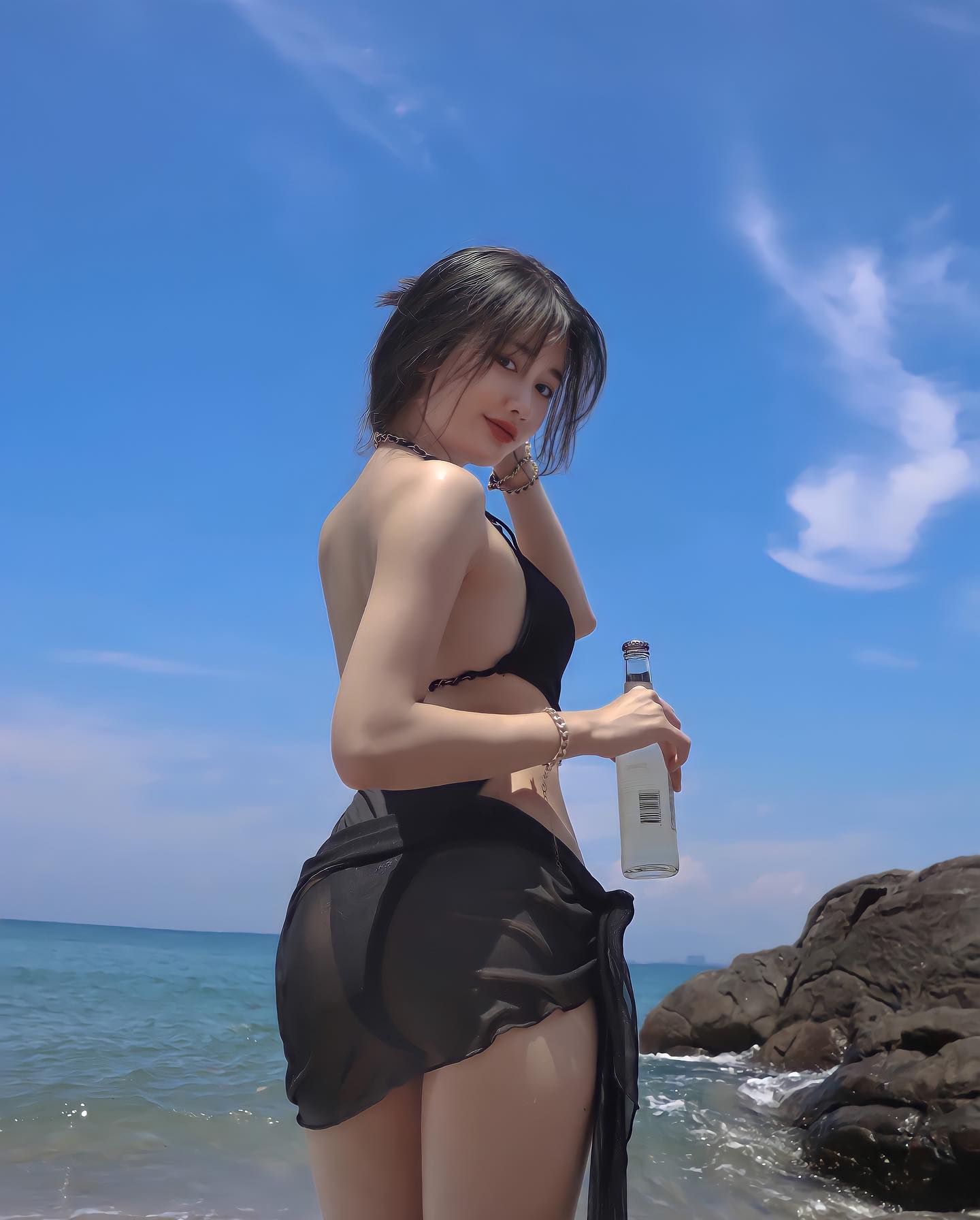 Vũ Thị Khánh Huyền lộ hàng sexy